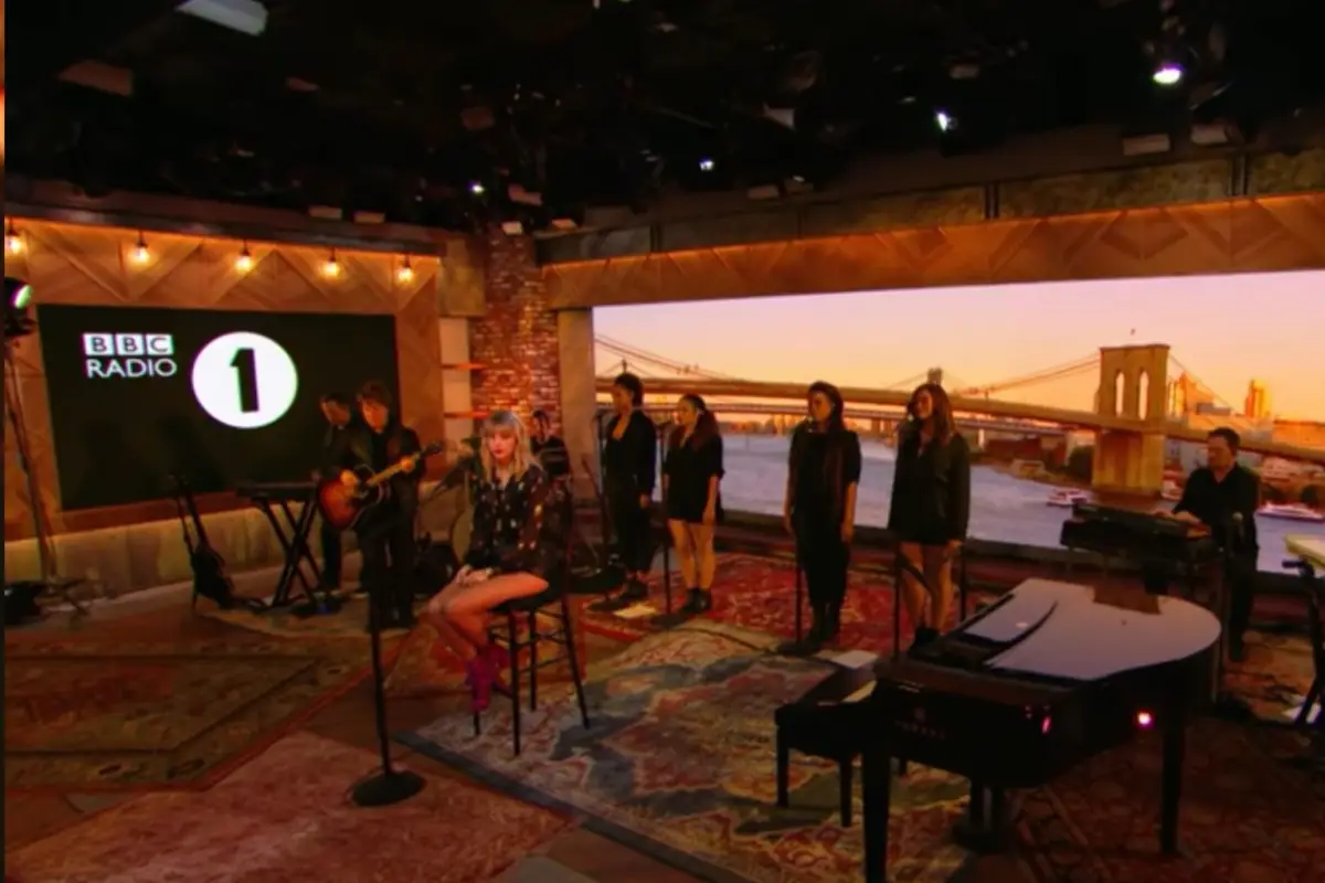 Ujung 2025 Heboh Lagi! Cover Taylor Swift "Can't Stop Loving You"-nya Phil Collins