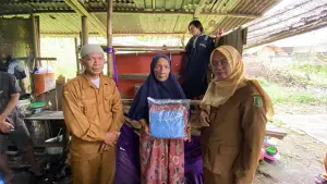 Pemkot Sukabumi melalui Dinsos, Puskesmas dan Aparat kelurahan tindaklanjuti satu keluarga yang tinggal di bedeng Kelurahan Cikundul. (Sumber : Dokpim).