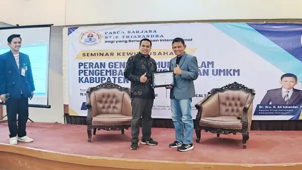 Ali Iskandar, Kepala Dispar Kabupaten Sukabumi saat menjadi narasumber dalam seminarr kewirausahaan STIE Trianandra di Cicurug | Foto : Ibnu Sanubari