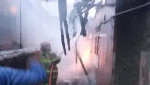 Petugas saat melakukan pemadaman kebakaran rumah makan padang di karangtengah, Cibadak, Kabupaten Sukabumi | Foto : Ibnu Sanubari