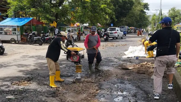 Petugas Dinas PU Kabupaten Sukabumi saat melakukan pekerjaan perbaikan jalan berlubang di Palabuhanratu | Foto : Dok. UPTD PU