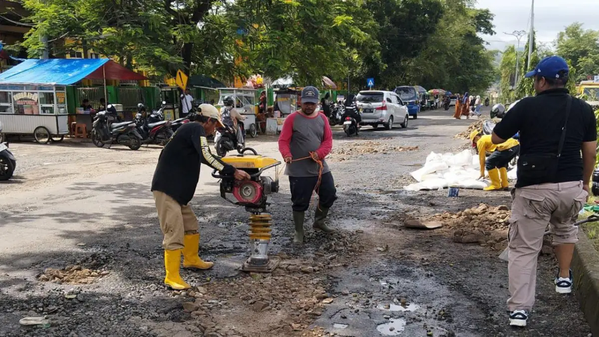 Pemeliharaan Rutin, PU Sukabumi Perbaiki Jalan Berlubang di Palabuhanratu