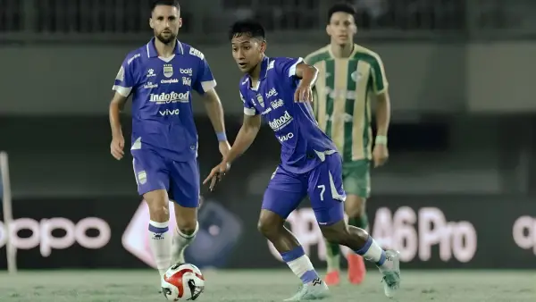 Aksi Beckham Putra di laga menghadapi PSBS Biak pada ajang Super League 2025/2026 (Sumber: Instagram/@beckham_put7)