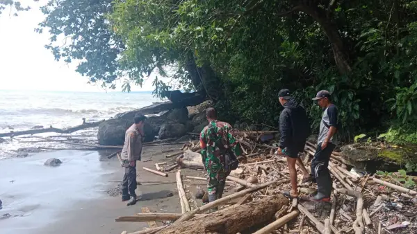 Petugas kepolisian, TNI, dan warga menyisir kawasan pesisir Pantai Cikeueus, Kecamatan Ciemas, Kabupaten Sukabumi, saat mencari dua pemancing yang hilang terseret ombak besar, Minggu (16/11/2025). (Sumber Foto: Istimewa)