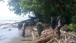 Petugas kepolisian, TNI, dan warga menyisir kawasan pesisir Pantai Cikeueus, Kecamatan Ciemas, Kabupaten Sukabumi, saat mencari dua pemancing yang hilang terseret ombak besar, Minggu (16/11/2025). (Sumber Foto: Istimewa)