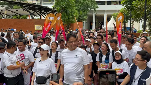 Menkeu Purbaya Yudhi Sadewa bersama Ketua Forum Pemred Retno Pinasti dan ratusan peserta mengikuti Fun Run For Good Journalism 2025 di Universitas Atma Jaya Jakarta, Minggu (16/11/2025). (Sumber Foto: Istimewa)
