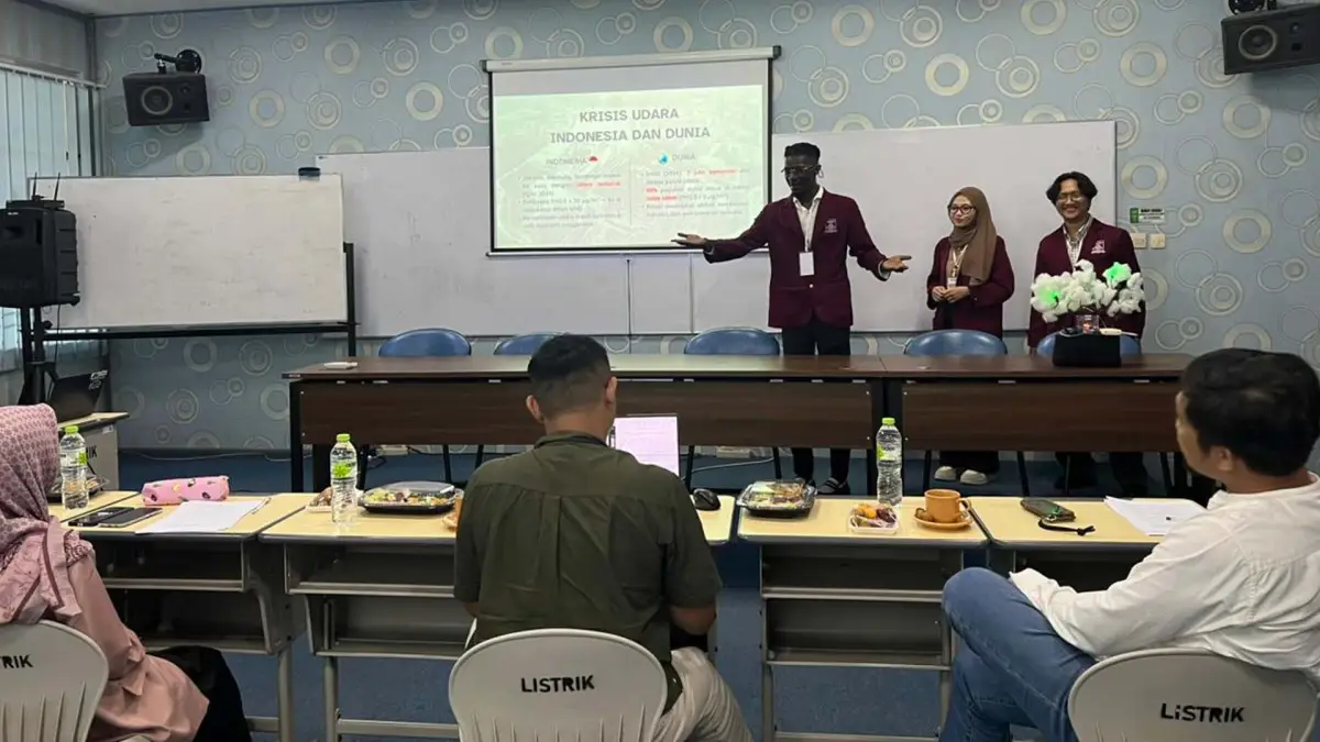 Mahasiswa Tim EcoTree Network Nusa Putra University mempresentasikan inovasi pohon digital cerdas di hadapan dewan juri pada babak final LOGRAK Electro Weeks 2025 Politeknik Negeri Malang.