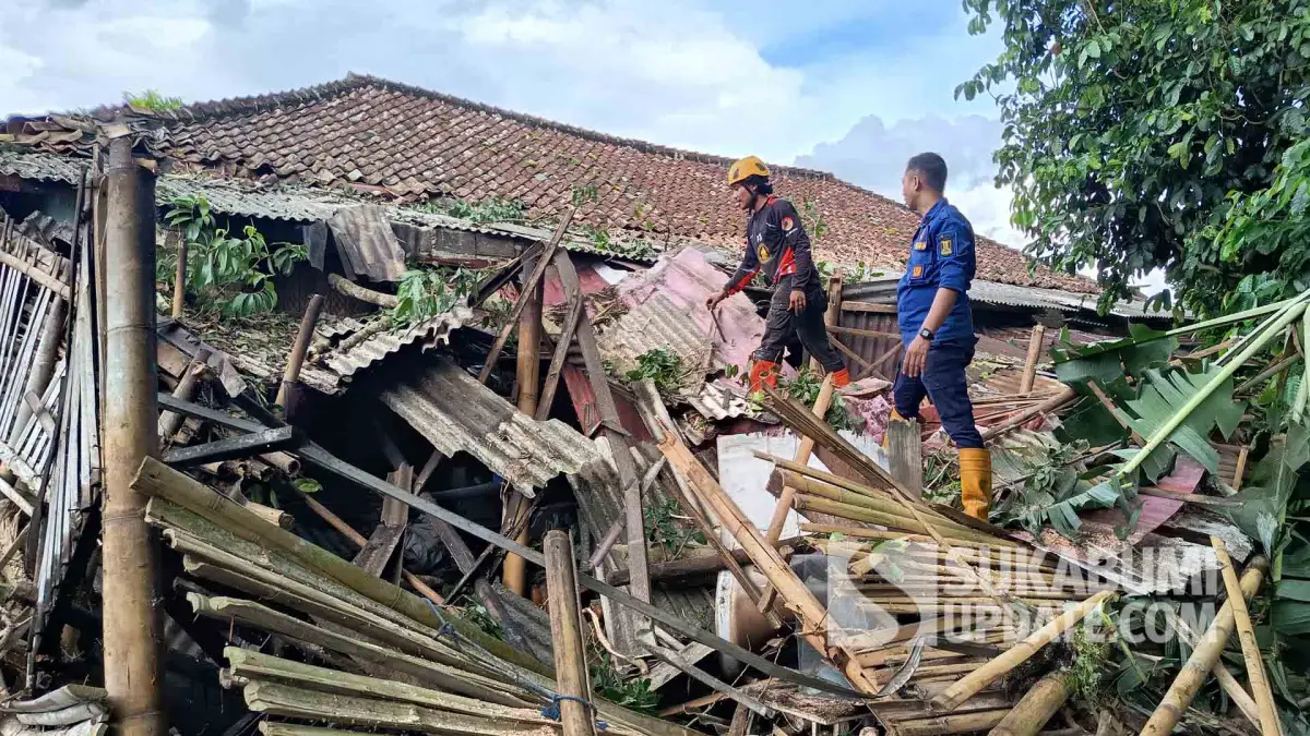 Rumah di Cicurug Sukabumi Rusak Tertimpa Pohon Petai Tumbang gegara Angin Kencang