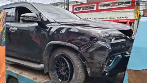 Mobil Fortuner yang terlibat kecelakaan di Jalan RA Kosasih Kota Sukabumi, Minggu (16/11/2025). (Sumber Foto: SU/Turangga Anom)