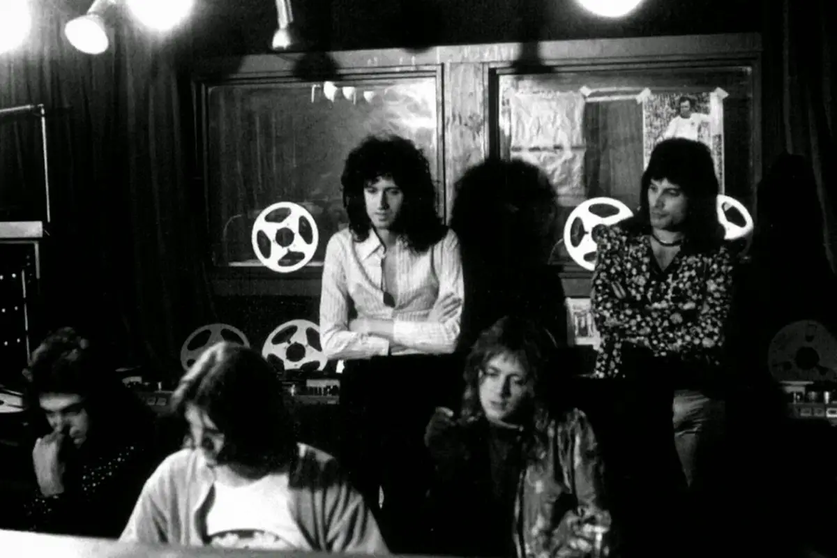 Meskipun diciptakan dan direkam pada tahun 1975, 