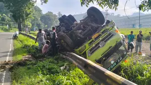 Kondiri truk batu bara yang terguling di Jalan Perintis Kemerdekaan, Kampung Cimenteng RT 001/005, Desa Sukamulya, Kecamatan Cikembar, Kabupaten Sukabumi, Senin (17/11/2025). (Sumber : Istimewa.).