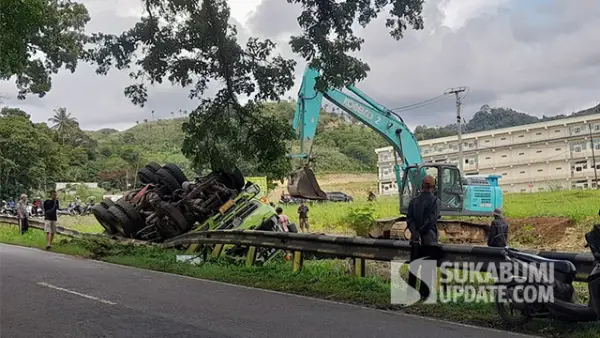 Proses Evakuasi Truk Pengangkut Batu Bara yang Terguling di Cikembar Sukabumi (Sumber : SU/Ibnu Sanubari).
