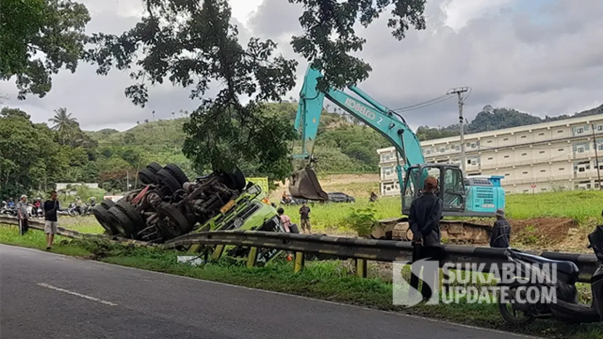 Excavator Dikerahkan, Evakuasi Truk Batu Bara Terguling di Cikembar Sukabumi