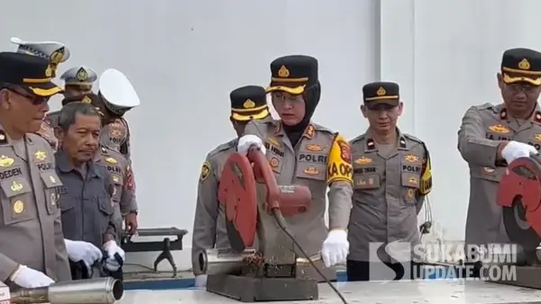 Pemusnahan knalpot brong oleh Polres Sukabumi Kota. Senin (17/11/2025). (Sumber: SU/Turangga Anom)