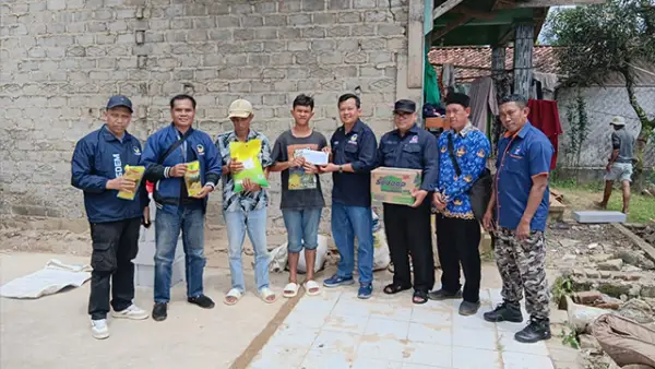 Jajaran pengurus DPD NasDem Sukabumi saat memberikan bantuan kepada salah satu warga di Kampung Cihonje, RT 04 RW 05, Desa Sukamaju, Kecamatan Cikembar. (Sumber : Istimewa.)