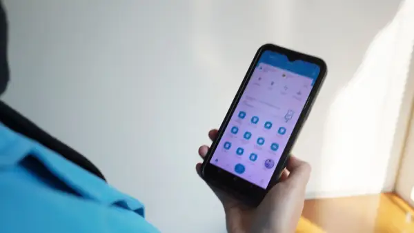 Ilustrasi penggunaan aplikasi PLN Mobile (Sumber: PLN)