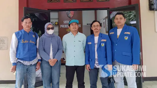 GM (kedua dari kiri) bersama Rumah Literasi Merah Putih dan KNPI Kabupaten Sukabumi usai melaporkan dugaan tindak kekerasan seksual oknum guru di Surade ke Satreskrim Polres Sukabumi, Senin (17/11/2025). (Sumber Foto: SU/Ilyas)