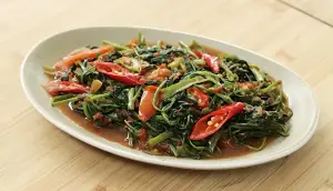 Resep Tumis Kangkung Pedas Terasi, Gurih dan Pedasnya Bikin Nambah Terus! (Sumber : Youtube | Devina Hermawan)