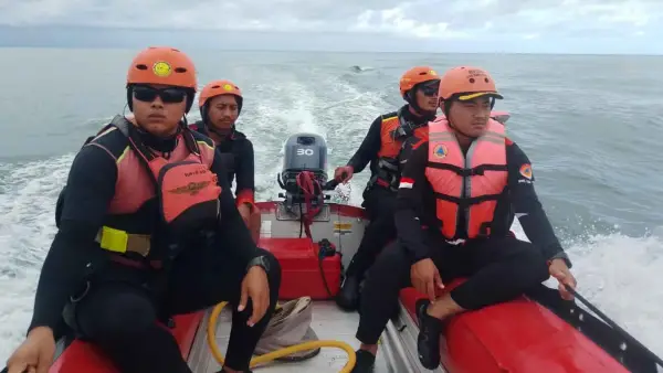 Tim SAR menyisir laut dengan perahu karet dalam operasi pencarian dua pemancing yang hilang di laut Pantai Cikeueus, Ciemas Sukabumi. (Sumber Foto: Dok. Tim SAR)