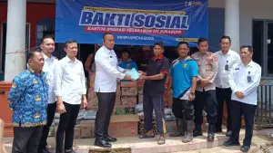 Kepala Kantor Imigrasi Kelas I Non TPI Sukabumi, Henki Irawan, bersama jajaran saat menyerahkan secara simbolis bantuan bagi Korban Banjir Bandang di Desa Cikahuripan. (Sumber Foto: SU/Ilyas)