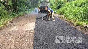 Dinas PU Kabupaten Sukabumi melalui UPTD PU Wilayah II Cibadak melakukan penanganan kerusakan pada ruas jalan Cikukulu-Caringin dengan metode coldmix. (Sumber Foto: SU/Ibnu Sanubari)