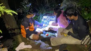 Tim TNGHS Gunung Salak saat evakuasi remaja putri yang cedera saat pulang mendaki | Foto : Dok.Ist