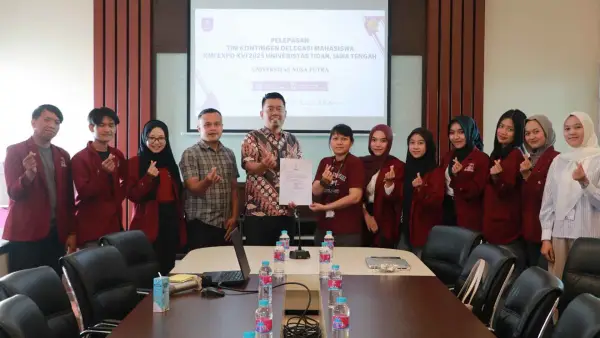 Wakil Rektor III Bidang Kemahasiswaan, Alumni, dan Kerjasama NPU, Muhammad Muslih saat melepas tiga tim Mahasiswa P2MW ke ajang KMI Expo XVI 2025 di Magelang. (Sumber Foto: Dok. NPU)