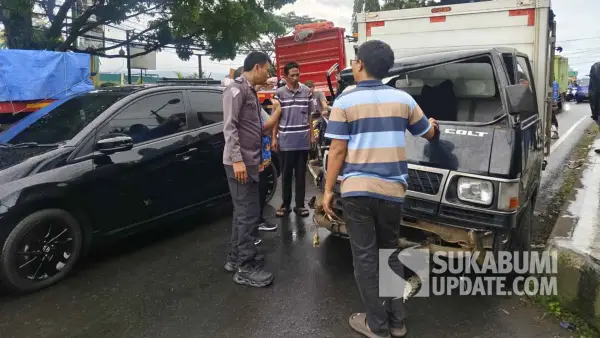 Petugas kepolisian bersama warga memeriksa dua mobil boks yang terlibat kecelakaan di Jalan Raya Sukabumi-Bogor, Cicurug Sukabumi, Senin (17/11/2025). (Sumber Foto: Istimewa)