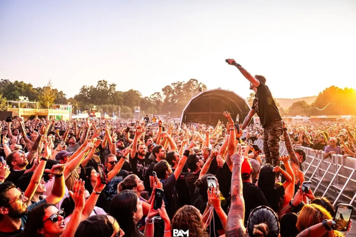 Vokalis Tribute Ini Tak Suka Emily Armstrong! Mengapa?