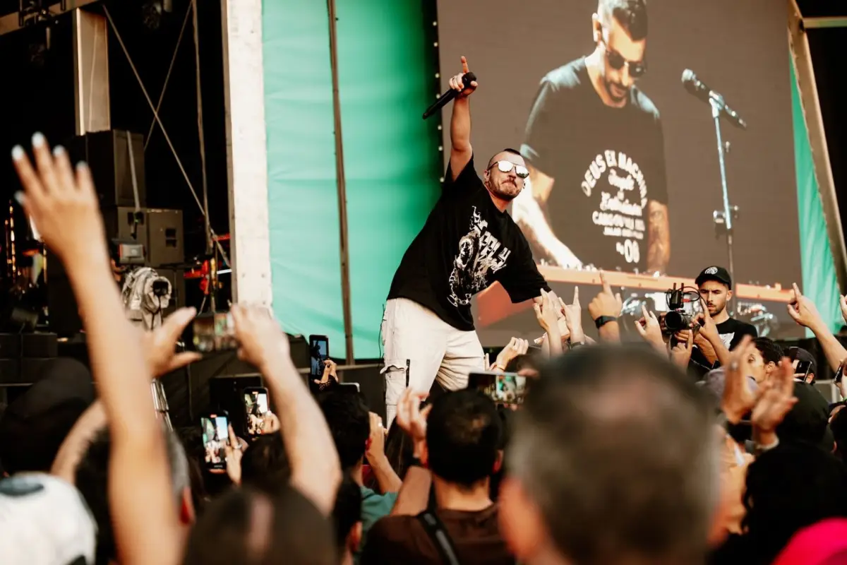 Ketika band asli berhasil memuaskan penggemar secara langsung, kritik dari pihak luar (seperti tribute band) cenderung kehilangan bobot dan otoritas.