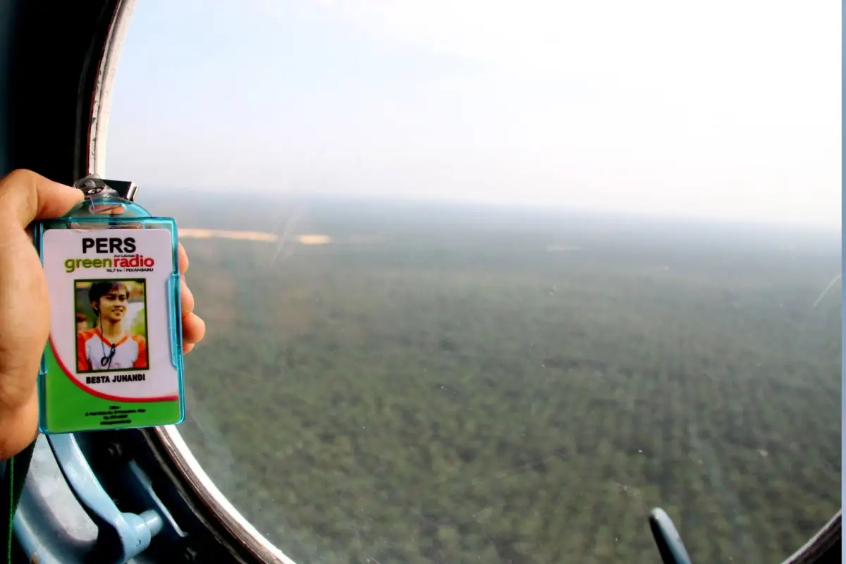 Salah satu kawan jurnalis Green Radio berkesempatan liputan udara langsung dari bawah langit Riau