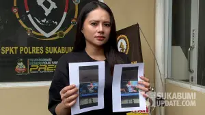 DJ asal Sukabumi, Korban pelecehan saat berada di Polres Sukabumi Kota. Selasa (18/11/2025). (Sumber: SU/Turangga Anom)