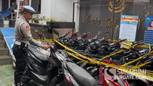 Belasan barang bukti motor hasil curian di Polres Sukabumi Kota. Selasa (18/11/2025). (Sumber: SU/Turangga Anom)