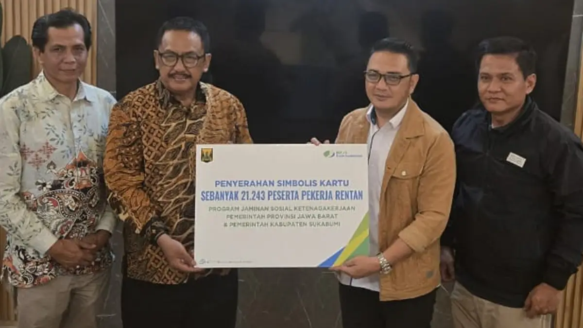 BPJS Ketenagakerjaan Serahkan 21.243 Jamsostek Untuk Pekerja Rentan di Kabupaten Sukabumi