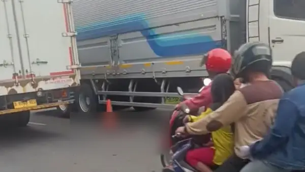TKP Pemotor terlindas truk tronton di Cicantayan Kabupaten Sukabumi. Selasa (18/11/2025). (Sumber: Dok : Warga)