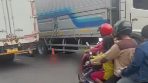 TKP Pemotor terlindas truk tronton di Cicantayan Kabupaten Sukabumi. Selasa (18/11/2025). (Sumber: Dok : Warga)