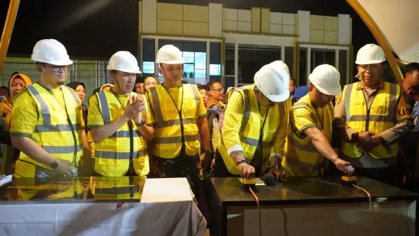 Bupati Sukabumi Asep Japar dan Wabup Andreas saat meresmikan Alun-alun Jampangtengah, Senin (17/11/2025). (Sumber : Diskominfosan Kab. Sukabumi)