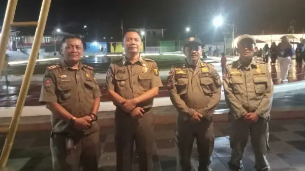 Sejumlah personel Satpol PP bersiaga mengamankan peresmian Alun-alun Jampangtengah, memastikan kelancaran acara hingga selesai. (Sumber Foto: Istimewa)