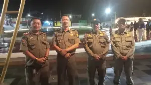 Sejumlah personel Satpol PP bersiaga mengamankan peresmian Alun-alun Jampangtengah, memastikan kelancaran acara hingga selesai. (Sumber Foto: Istimewa)