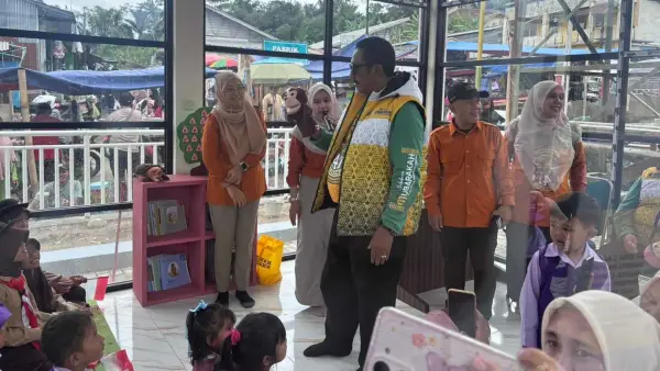 Bupati Sukabumi Asep Japar saat meninjau perpustakaan di Alun-alun Jampangtengah, Sabtu (25/10/2025). (Sumber Foto: SU/Turangga Anom)