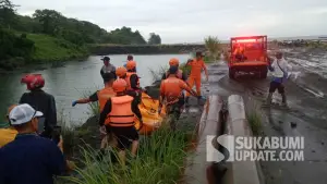 Tim SAR Gabungan saat mengevakuasi jenazah Deni Setiawan, salah satu pemancing yang hilang tersapu ombak di Pantai Cikeueus, Ciemas Sukabumi. (Sumber Foto: Dok. Tim SAR)