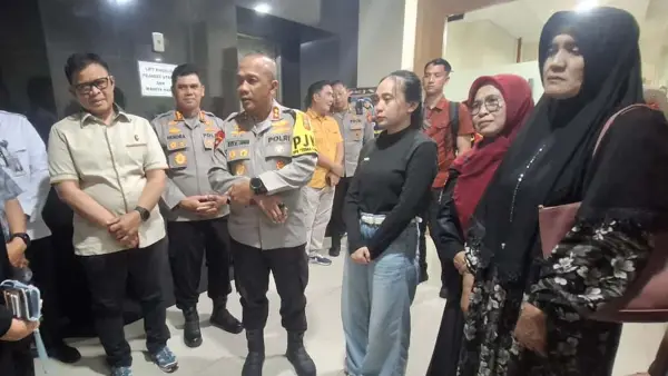Reni Rahmawati (ketiga dari kanan) saat di Mapolda Jabar untuk menjalani proses pemeriksaan terkait Kasus TPPO. (Sumber Foto: Istimewa)