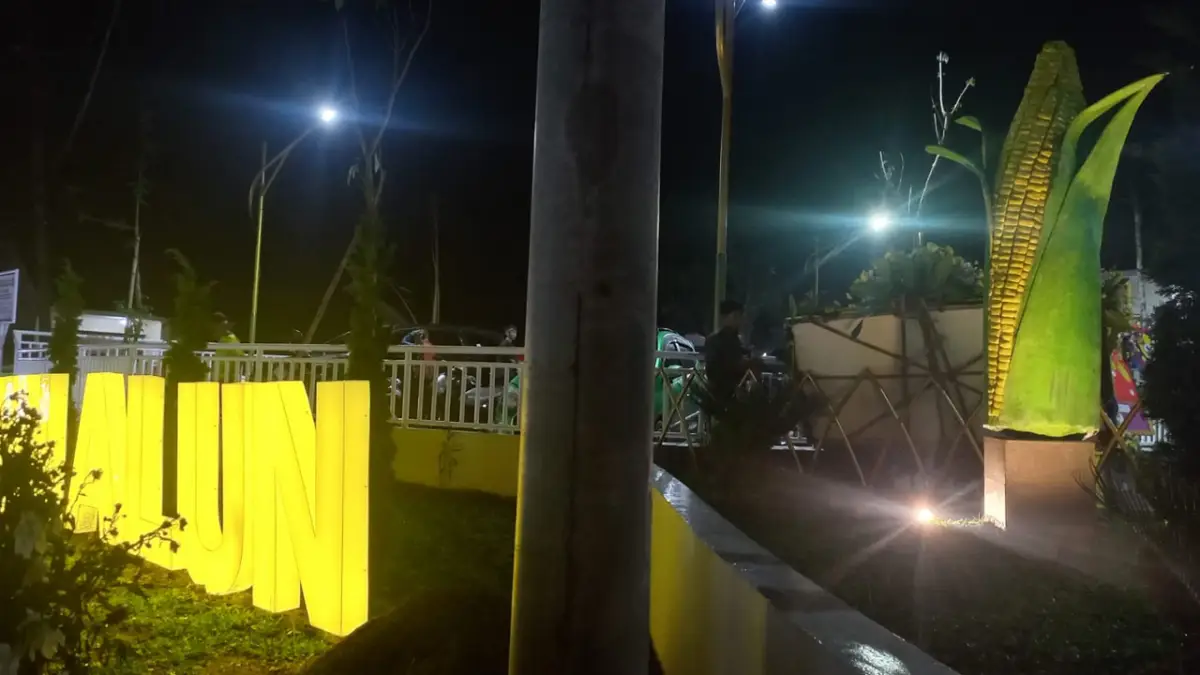 Dua Ornamen Jagung Raksasa Jadi Ikon Utama Alun-alun Jampangtengah Sukabumi