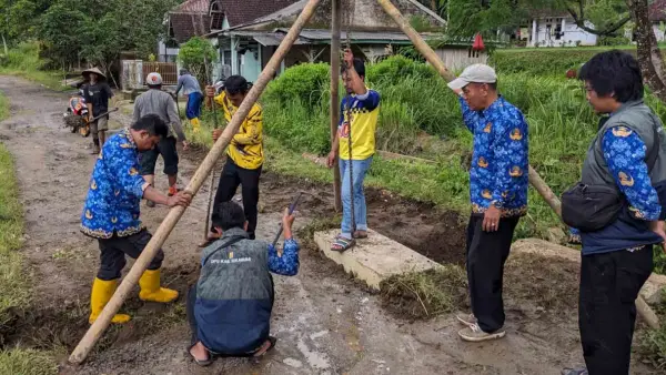 Petugas UPTD PU Jampangkulon bersama perangkat desa dan warga melakukan penanganan darurat dengan memasang plat beton di ruas jalan Palayangan–Cibodas, Kalibunder, Sukabumi, yang amblas. (Sumber Foto: Istimewa)