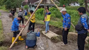 Petugas UPTD PU Jampangkulon bersama perangkat desa dan warga melakukan penanganan darurat dengan memasang plat beton di ruas jalan Palayangan–Cibodas, Kalibunder, Sukabumi, yang amblas. (Sumber Foto: Istimewa)