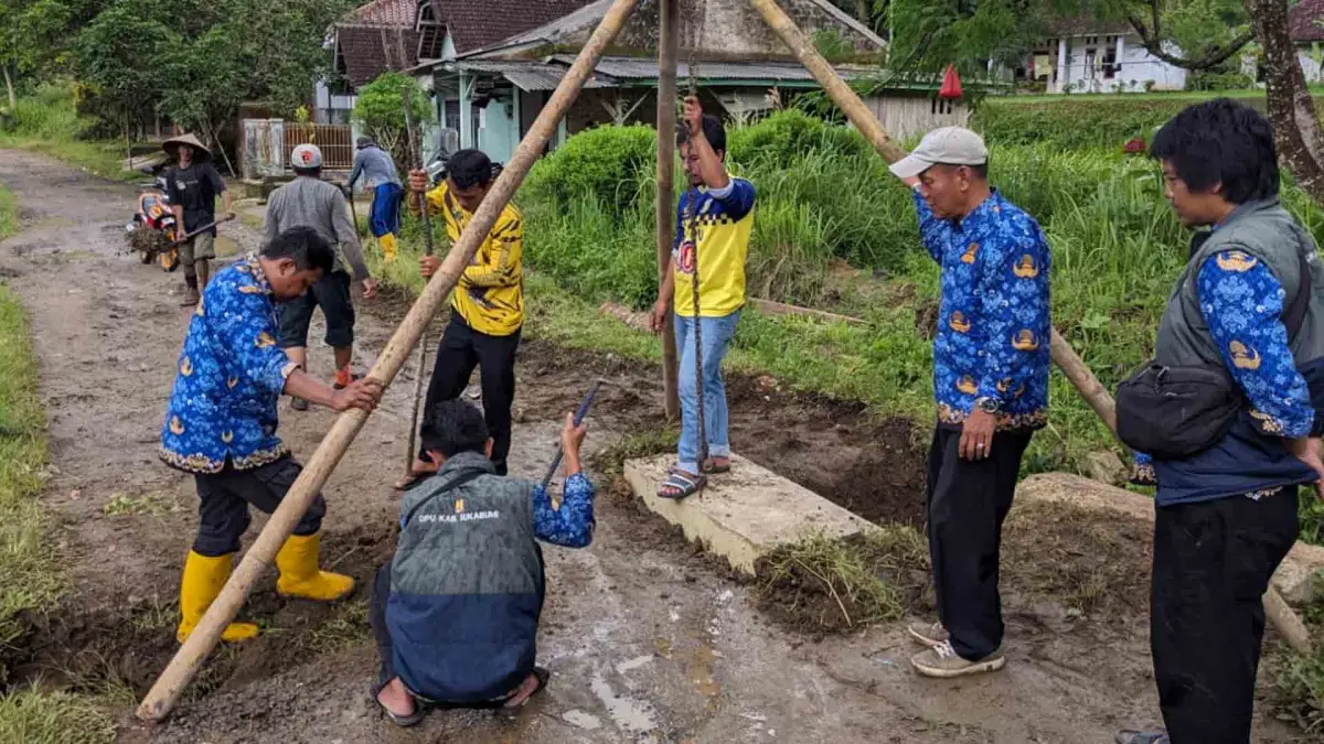 Ruas jalan Palayangan–Cibodas di Kalibunder Sukabumi Amblas, PU Lakukan Penanganan Darurat