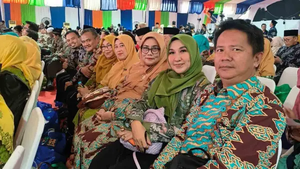Ketua HISKI Sukabumi Librilianti Kurnia Yuki (kedua dari kanan) bersama rombongan dari UMMI saat menghadiri peringatan Milad ke-13 Muhammadiyah di UMB. (Sumber Foto: Istimewa)