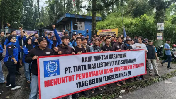 Ratusan eks karyawan PT Tirta Mas Lestari (TML) menuntu pembayaran pesangon dengan jumlah total Rp12,4 miliar | Foto : GSBI Sukabumi
