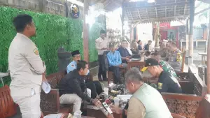 Rapat warga membahas upah dan BPJS di PT Aneka Dasuib | Foto : Dok. Warga