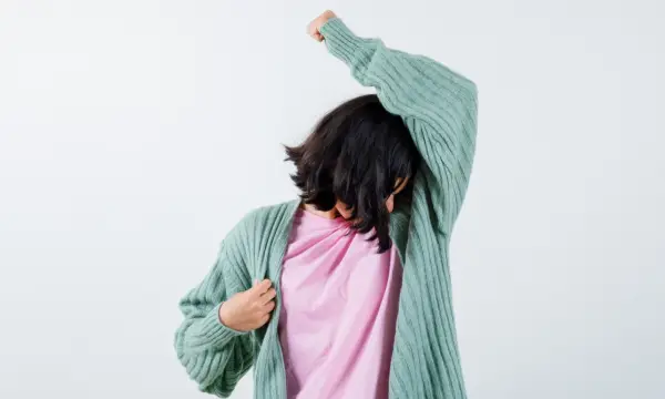 Ilustrasi mengabaikan bau tubuh, tidak menggunakan wewangian, dan mengabaikan penampilan (Sumber : Freepik/@8photo)